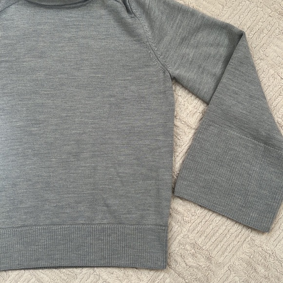 Lululemon City Trek Turtleneck Merino wool in Heathered Silver Drop, Size Small - Picture 10 of 16